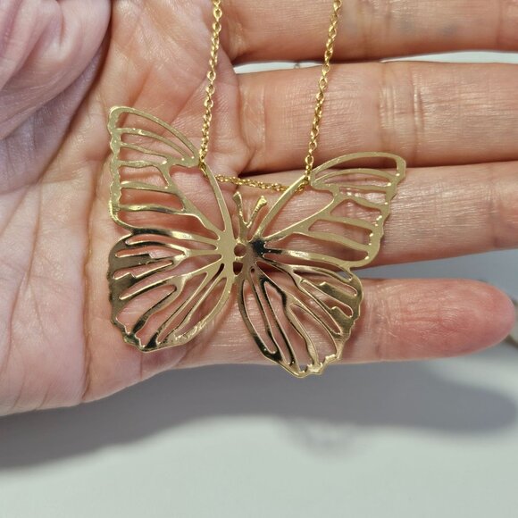 ***Final Sale*** Gold tone filigree butterfly pendant necklace - Picture 1 of 14